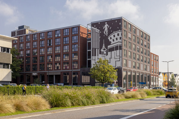 Zijaanzicht van het gebouw van Bundle @ Performance Factory vanaf de Oldenzaalsestraat
